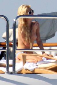 Paris Hilton nude US exhibitionist celebrity-z7rdgkgw5s.jpg