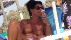 Beach lady topless-w7rf86qpu6.jpg