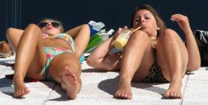Two girls in bikini taning-z7rf85m5m5.jpg
