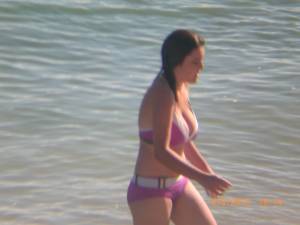 Spying-Women-On-The-Beach-g7rfw4grk1.jpg