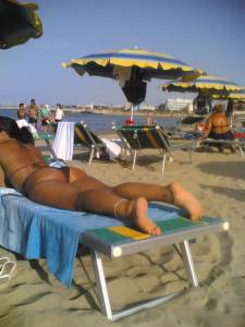 Italiana Mom On The Beach-37rfv5uof0.jpg