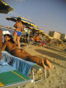 Italiana Mom On The Beach-r7rfv5477k.jpg