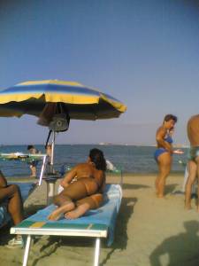 Italiana-Mom-On-The-Beach-v7rfv5r7af.jpg