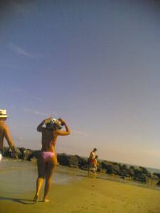 Italian-Teens-Voyeur-Spy-On-The-Beach-z7rfv3wg7c.jpg
