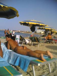 Italiana-Mom-On-The-Beach-l7rfv5vs1n.jpg