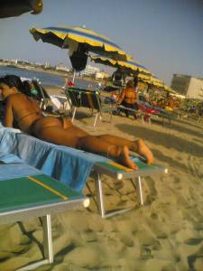 Italiana Mom On The Beachb7rfv5tc0g.jpg
