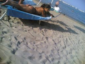 Italiana Mom On The Beach-27rfv5x0zt.jpg