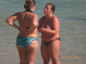 Spying-Women-On-The-Beach-q7rfw3axwx.jpg