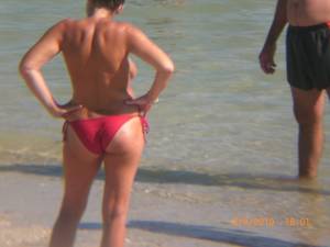 Spying Women On The Beach-q7rfw2e0cx.jpg