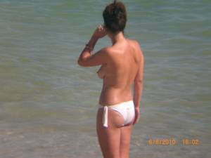 Spying-Women-On-The-Beach-z7rfw2hq25.jpg