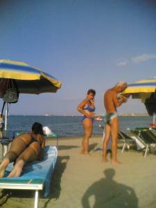 Italiana-Mom-On-The-Beach-l7rfv5sogm.jpg