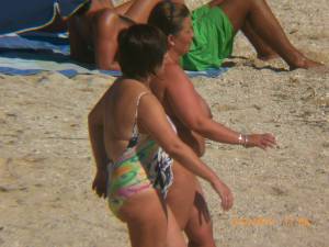 Spying Women On The Beach-l7rfw1n14p.jpg
