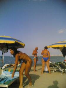 Italiana Mom On The Beach-t7rfv5nsue.jpg