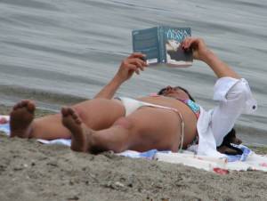 Italian Teens Voyeur Spy On The Beach-67rfv1vs3s.jpg