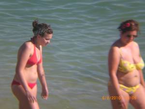 Spying-Women-On-The-Beach-l7rfw2pj0v.jpg