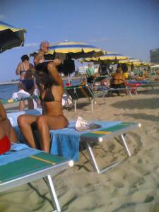 Italiana-Mom-On-The-Beach-o7rfv5pkjh.jpg