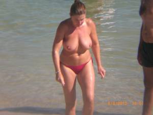 Spying-Women-On-The-Beach-p7rfw1web7.jpg