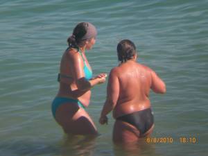 Spying Women On The Beach-p7rfw32k64.jpg