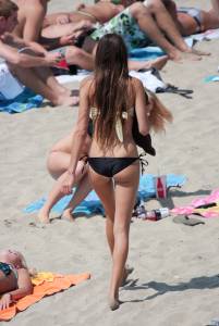 Italian Teens Voyeur Spy On The Beach-77rfv0rywi.jpg