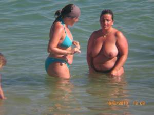 Spying Women On The Beach q7rfw3i2as