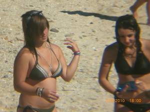 Spying-Women-On-The-Beach-h7rfw1up7f.jpg