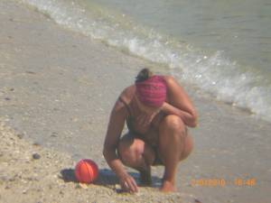 Spying Women On The Beach-37rfw47jm3.jpg