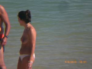 Spying-Women-On-The-Beach-r7rfw2ctpv.jpg