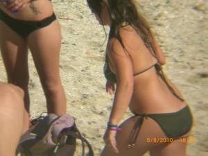 Spying Women On The Beach-q7rfw1rzlg.jpg