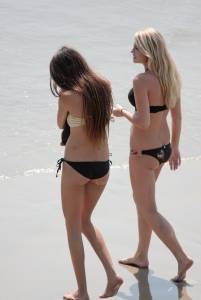 Italian Teens Voyeur Spy On The Beach-l7rfv0kliz.jpg