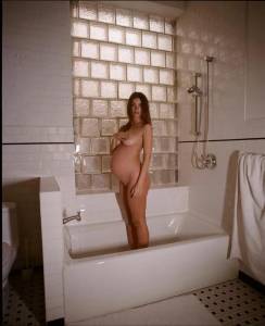 Emily Ratajkowski Bares It All in a Gorgeous Pregnancy Photo Shoot-a7rgge9zc3.jpg