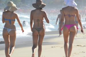  3 Girls walking Hot Asses in bikinis17rgju9fn6.jpg