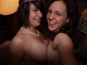 These Girlfriends took some nice Pics together (24 Pics)-07rg8lb2as.jpg