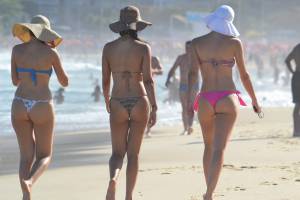  3 Girls walking Hot Asses in bikinism7rgjujwzq.jpg