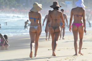  3 Girls walking Hot Asses in bikinis-77rgjunm04.jpg