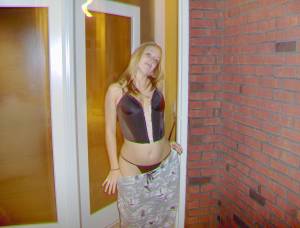 Amateur blonde teasing her friends at home (45 Pics)-k7rgkjn0mr.jpg