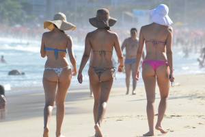  3 Girls walking Hot Asses in bikinis-m7rgjul6if.jpg