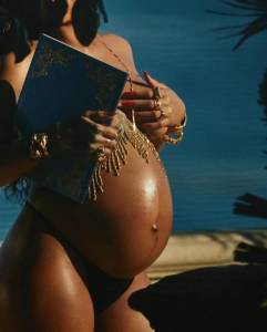 Rihannas Maternity Magic_ Revealing Her Mesmerizing Beauty in a 2022 Topless Pho-a7rgothszt.jpg