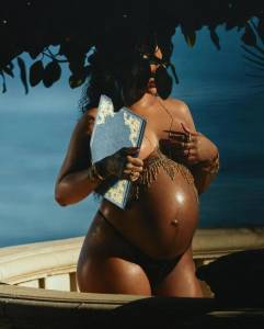 Rihannas Maternity Magic_ Revealing Her Mesmerizing Beauty in a 2022 Topless Pho-57rgotdz3i.jpg