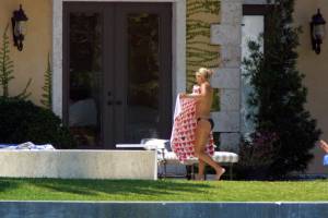 Anna Kournikova - sunbathing topless, April 2001 s7rhgqpjz6