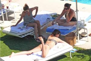 Miranda Kerr – Bikini Candids in Hawaii-m7rhhe5b41.jpg