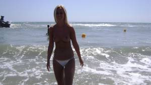 Blonda La Plaja [39 Pics]b7rh5o3vwt.jpg