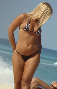 Girl-with-sexy-ass-on-the-beach-q7r1bvezwp.jpg