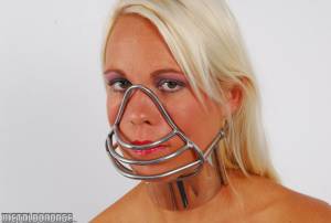 MB 020 - Natalie - Muzzled And Piped (2009-09-27)s7r1atdxvj.jpg