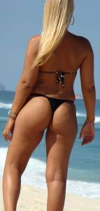 Girl with sexy ass on the beach-x7r1bukvnn.jpg