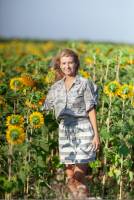 Claire Shelty sunflowers 12-q7r9g5ui46.jpg