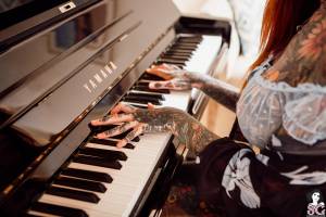 Bettyburgerbbz-COME-TO-PLAY-PIANO-WITH-ME-52x-27rm7v8pbs.jpg