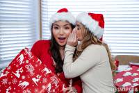 Asia Lee, Aria Banks swapping stepdad for Xmas 24-m7ro2stfho.jpg