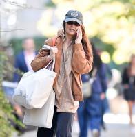 Katie Holmes out in NYC - Oct 19 07s6x19mp3