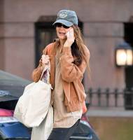 Katie Holmes out in NYC - Oct 19 v7s6x1xdof