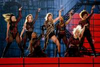 Taylor Swift performing The Eras Tour in Miami - Oct 18 07s6u9iljc